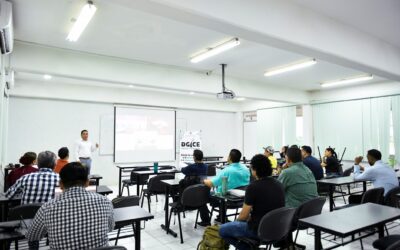 DOCENTES APRENDEN A DESARROLLAR MODELOS DE NEGOCIO EN TALLER DE EMPRENDIMIENTO
