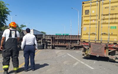 UEPC COLIMA Y CRUM ATIENDEN ACCIDENTE DE TRACTOCAMIONES Y VOLCADURA EN EL LIBRAMIENTO EJÉRCITO MEXICANO