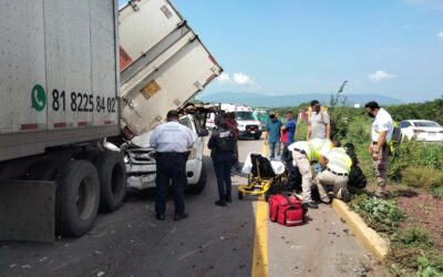 UEPC Y CRUM ATIENDEN EMERGENCIA TRAS ACCIDENTE EN EL LIBRAMIENTO EJÉRCITO MEXICANO