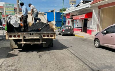 LA CUADRILLA DE BACHEO DEL AYUNTAMIENTO DE COLIMA TRABAJÓ HOY EN LA AV. 20 DE NOVIEMBRE, AL SUR, Y EN LA ZONA CENTRO DE LA CIUDAD.