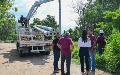 MÁS ALUMBRADO PÚBLICO EN COMUNIDADES: ROSI BAYARDO SUPERVISA INSTALACIÓN DE LUMINARIAS EN LA FLOREÑA
