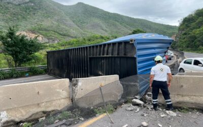 ALERTA UEPC: VIALIDAD CERRADA EN LA CURVA DE LA SALADA, EN SENTIDO TECOMÁN-COLIMA
