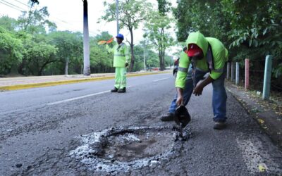GOBIERNO DE ROSI BAYARDO INTENSIFICA LABORES DE BACHEO PARA MEJORAR LA MOVILIDAD EN MANZANILLO