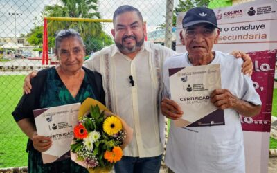 A SUS 88 Y 73 AÑOS, DON ADOLFO Y DOÑA FRANCISCA LOGRAN CERTIFICADO DE ALFABETIZACIÓN DEL IEEA COLIMA
