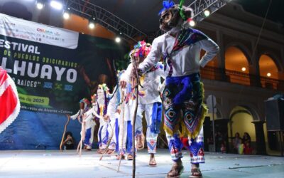COLIMENSES DISFRUTAN DESFILE DE DANZAS ORIGINARIAS EN EL CENTRO HISTÓRICO DE LA CAPITAL