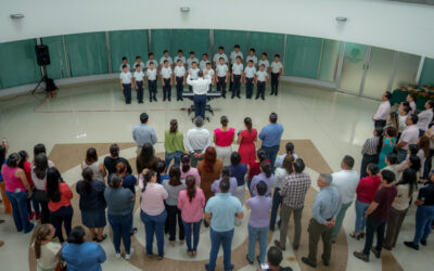 LLEVAN A TRABAJADORES MÚSICA CORAL PARA ROMPER SU RUTINA Y QUE CONOZCAN OFERTA CULTURAL DE LA UDEC