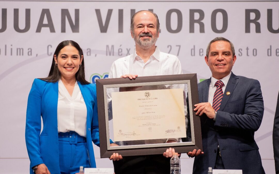 ATESTIGUA GOBERNADORA INDIRA ENTREGA DE DOCTORADO HONORIS CAUSA A JUAN VILLORO EN LA UDEC