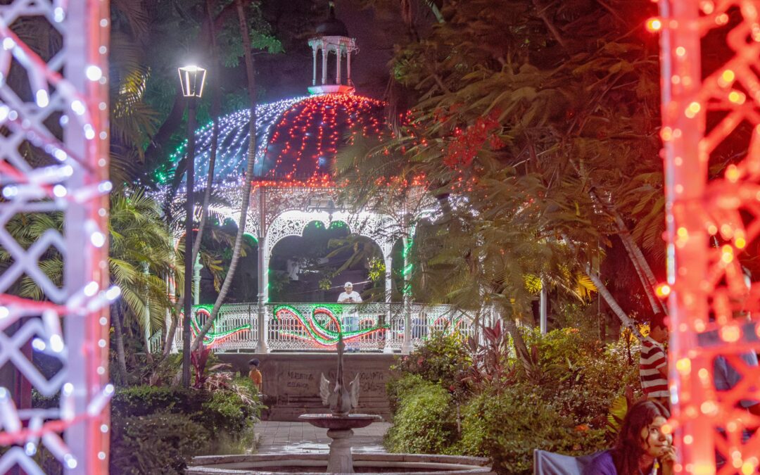 SE ILUMINA LA CAPITAL DEL ESTADO CON FIGURAS ALUSIVAS AL MES PATRIO
