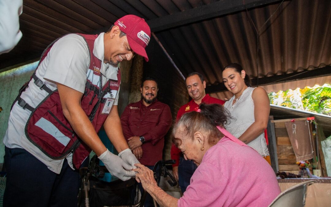 EN TECOMÁN, GOBERNADORA INDIRA VIZCAÍNO VISITA A PACIENTES DE OPERACIÓN SALUD A TU CASA