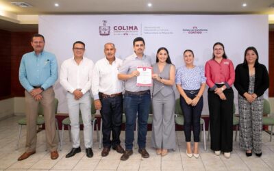 INDIRA VIZCAÍNO ENTREGA PLAZAS DEFINITIVAS A PERSONAL DE APOYO Y ASISTENCIA A LA EDUCACIÓN