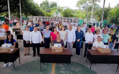 INDIRA VIZCAÍNO ENTREGÓ MOBILIARIO A DOCENTES DE 34 PLANTELES EN MANZANILLO