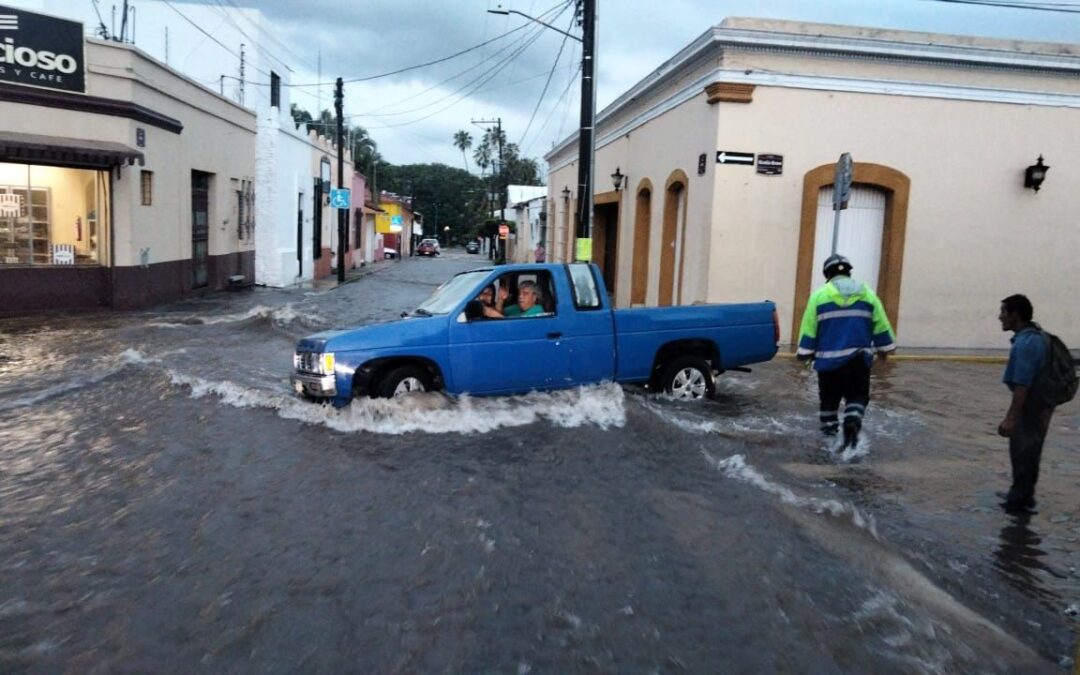 UEPC COLIMA ATIENDE INCIDENTES TRAS LLUVIAS DE ESTE JUEVES; NO HUBO PERSONAS LESIONADAS