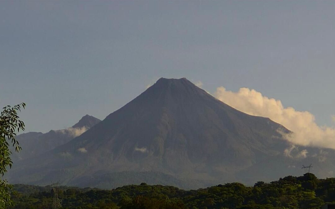 VOLCÁN DE COLIMA ESTÁ DENTRO DE PARÁMETROS NORMALES; NO REPRESENTA RIESGO PARA LA POBLACIÓN