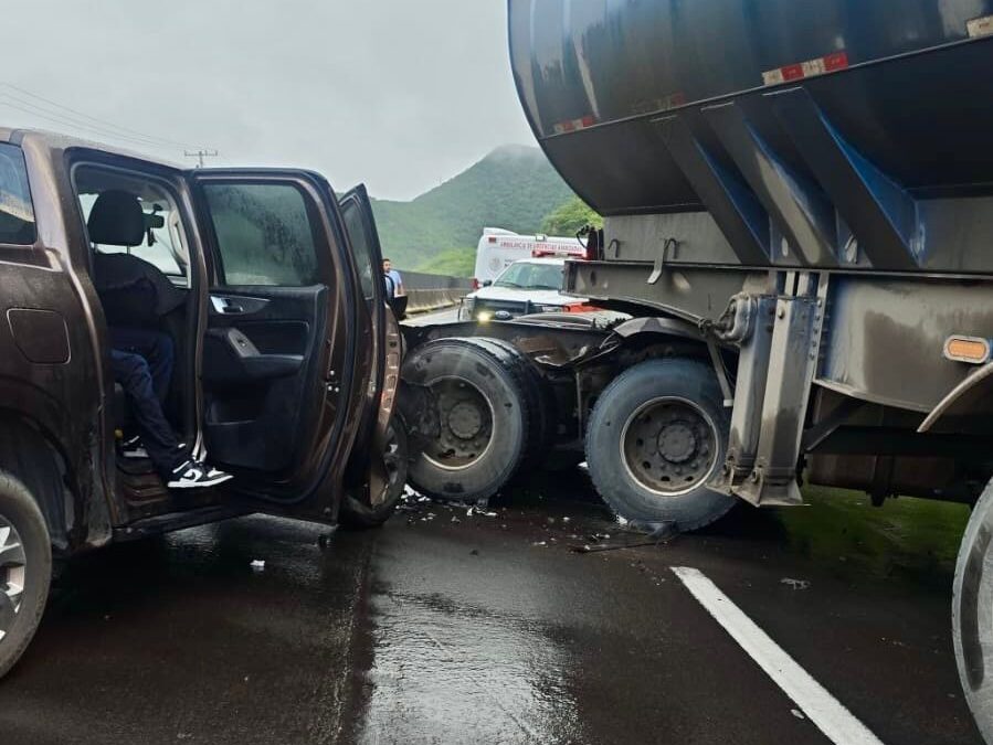 UEPC: PC IXTLAHUACÁN, CRUZ ROJA Y GN APOYAN EN ACCIDENTE EN LA SALADA; CUATRO PERSONAS LESIONADAS