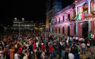 MILES DE COLIMENSES CELEBRAN EL ‘GRITO DE INDEPENDENCIA’ FRENTE A PALACIO DE GOBIERNO