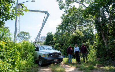 ROSI BAYARDO CUMPLE A LAS FAMILIAS DE LA ROSA Y EL HUIZCOLOTE CON INSTALACIÓN DE LUMINARIAS