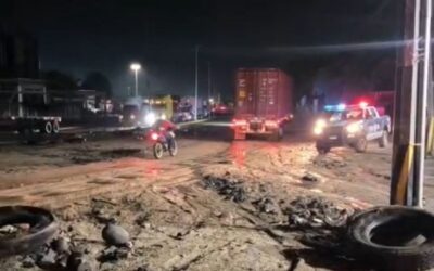 OBSTRUIDA LA CIRCULACIÓN PARA VEHÍCULOS PESADOS EN CARRETERA MANZANILLO-MINATITLÁN, A LA ALTURA DE JALIPA