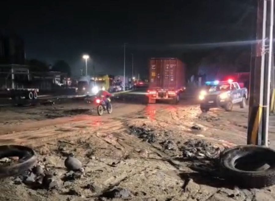 OBSTRUIDA LA CIRCULACIÓN PARA VEHÍCULOS PESADOS EN CARRETERA MANZANILLO-MINATITLÁN, A LA ALTURA DE JALIPA