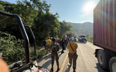 UEPC COLIMA ATIENDE ACCIDENTE DE TRÁILER EN MANZANILLO A LA ALTURA DE EL COLOMO; VÍA PERMANECE CERRADA