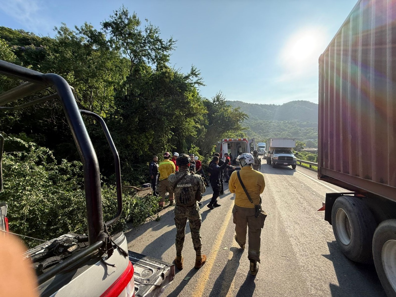 UEPC COLIMA ATIENDE ACCIDENTE DE TRÁILER EN MANZANILLO A LA ALTURA DE ...
