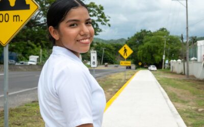 ROSI BAYARDO ATIENDE DEMANDA HISTÓRICA DE ESTUDIANTES DE LA UDEC CON CONSTRUCCIÓN DE BANQUETA EN EL NARANJO