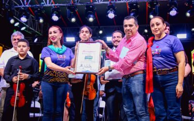 ENTREGAN RECONOCIMIENTO A LA UNIVERSIDAD DE COLIMA POR SU 85 ANIVERSARIO