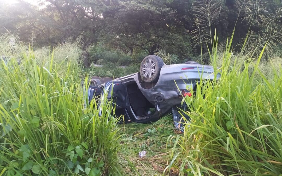 VOLCADURA EN AUTOPISTA SIN VÍCTIMAS FATALES, A LA ALTURA DEL MUNICIPIO DE CUAUHTÉMOC