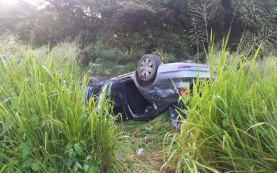 VOLCADURA EN AUTOPISTA SIN VÍCTIMAS FATALES, A LA ALTURA DEL MUNICIPIO DE CUAUHTÉMOC