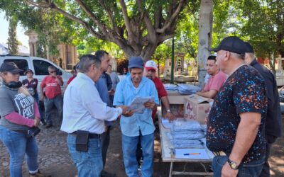 ENTREGA SINDICATO DEL AYUNTAMIENTO DE COLIMA CAMISETAS A SUS AFILIADOS PARA PREVENIR CÁNCER DE PIEL