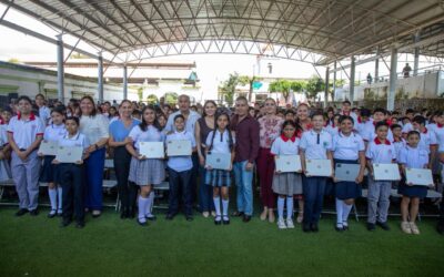 INDIRA VIZCAÍNO ENTREGA COLIBECAS COMPUTADORAS A MÁS DE 200 ESTUDIANTES DE SECUNDARIA DE MINATITLÁN