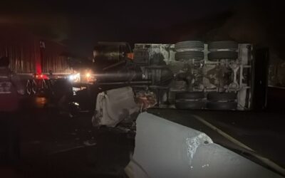 ACCIDENTE DE TRÁILER EN LA SALADA OBSTRUYE CARRILES EN SENTIDO TECOMÁN-COLIMA