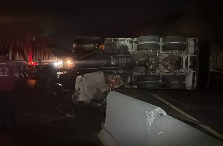 ACCIDENTE DE TRÁILER EN LA SALADA OBSTRUYE CARRILES EN SENTIDO TECOMÁN-COLIMA