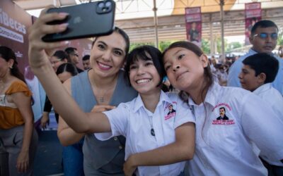 INDIRA VIZCAÍNO ENTREGA COLIBECAS COMPUTADORAS A 2 MIL 838 ESTUDIANTES DE SECUNDARIA EN MANZANILLO