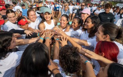SE PRONUNCIA ROSI BAYARDO A FAVOR DE ESPACIOS SEGUROS, LIBRES Y SOROROS, EN CLASE MASIVA DE SURF PARA MUJERES