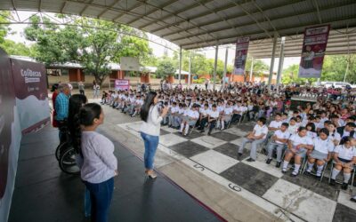 INDIRA VIZCAÍNO ENTREGA COLIBECAS-COMPUTADORAS A ESTUDIANTES DE SECUNDARIA EN COQUIMATLÁN