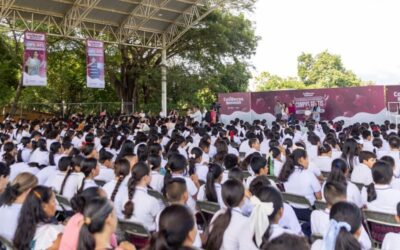 ENTREGA GOBERNADORA INDIRA COLIBECAS COMPUTADORAS A ESTUDIANTES DE COMALA