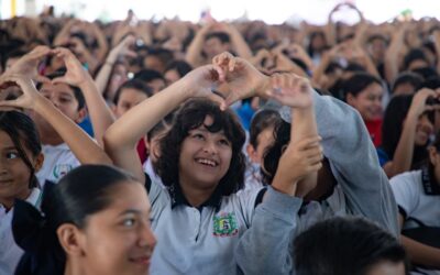 MÁS DE MIL 900 ESTUDIANTES DE SECUNDARIA EN VDEA RECIBIERON COLIBECAS COMPUTADORAS