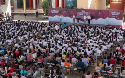 ENTREGA INDIRA VIZCAÍNO A MÁS DE 2 MIL ALUMNOS DE SECUNDARIA DE COLIMA COLIBECAS COMPUTADORAS