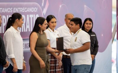 RECIBEN 2 MIL 349 ALUMNOS DE SECUNDARIA Y PROFESIONAL DE TECOMÁN COLIBECAS COMPUTADORAS