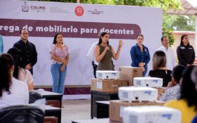 ENTREGA INDIRA VIZCAÍNO MOBILIARIO A DOCENTES DE SECUNDARIA EN TECOMÁN