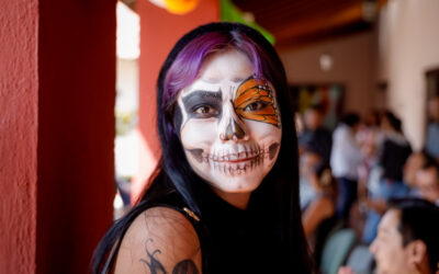 ESTUDIANTES DE ARTES VISUALES REALIZAN UNA DANZA DORADA SOBRE LA MUERTE EN EL CÓBANO