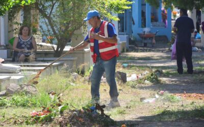 PERSONAL DE SERVICIO PÚBLICO DIO MANTENIMIENTO Y LIMPIEZA AL PANTEÓN MUNICIPAL PARA DÍA DE MUERTOS