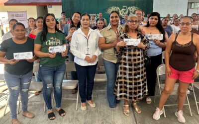 ROSARIO SILVA ENTREGA TARJETAS DEL BANCO DEL BIENESTAR POR 4.7 MDP PARA EL PROGRAMA LA ESCUELA ES NUESTRA