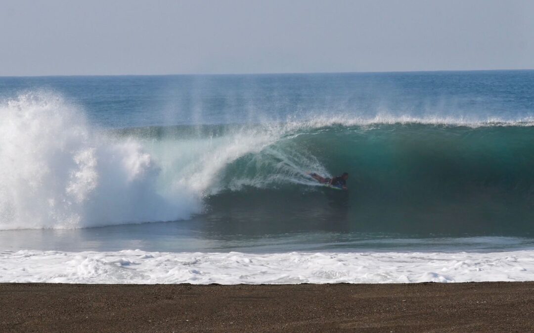 CON GRAN OLEAJE SE REALIZA EL CLÁSICO DE SURFING PASCUALES 2025, ESTE FIN DE SEMANA EN TECOMÁN