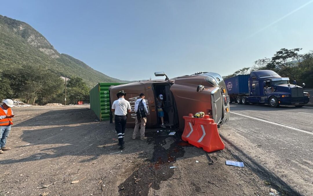 VOLCADURA DE TRÁILER EN AUTOPISTA MANZANILLO A COLIMA; UEPC Y CRUM ATIENDEN A UN LESIONADO