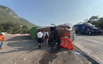 VOLCADURA DE TRÁILER EN AUTOPISTA MANZANILLO A COLIMA; UEPC Y CRUM ATIENDEN A UN LESIONADO