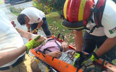ATIENDEN A MOTOCICLISTA QUE CAYÓ DE UN PUENTE, POR TERCER ANILLO