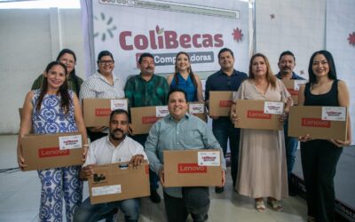 ENTREGÓ INDIRA VIZCAÍNO LAPTOPS GRATUITAS A DOCENTE DE MANZANILLO