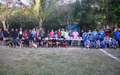 APOYA ANDREA NARANJO TORNEO DE FÚTBOL JUVENIL EN LA COMUNIDAD DE CEDROS
