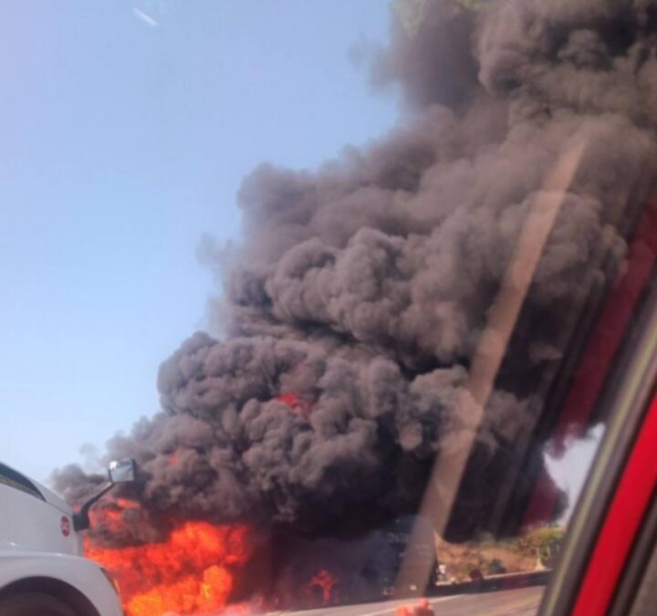 ESTÁ OBSTRUIDA LA AUTOPISTA MANZANILLO-COLIMA POR INCENDIO DE TRÁILER, ALERTA UEPC